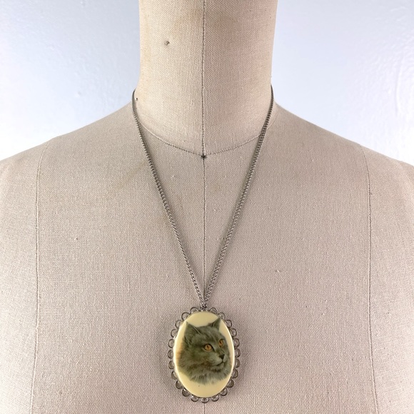 Quirky Cat Cabochon Vintage Pendant Necklace - Picture 1 of 6